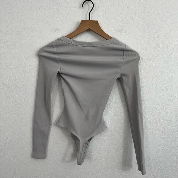 Aritzia Babaton Formarib Scoop Neck Long Sleeve Slim Bodysuit Chrome Grey XS - Picture 6 of 10